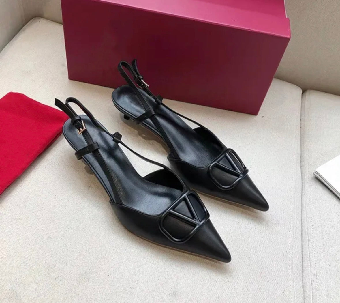 Women’s elegant solid black colour v design point toe mid heels