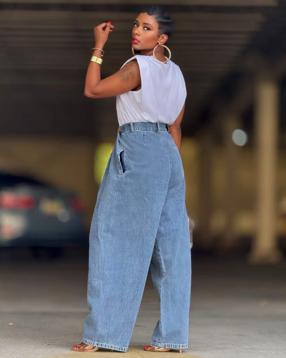 Women’s blue twist loose denim jeans