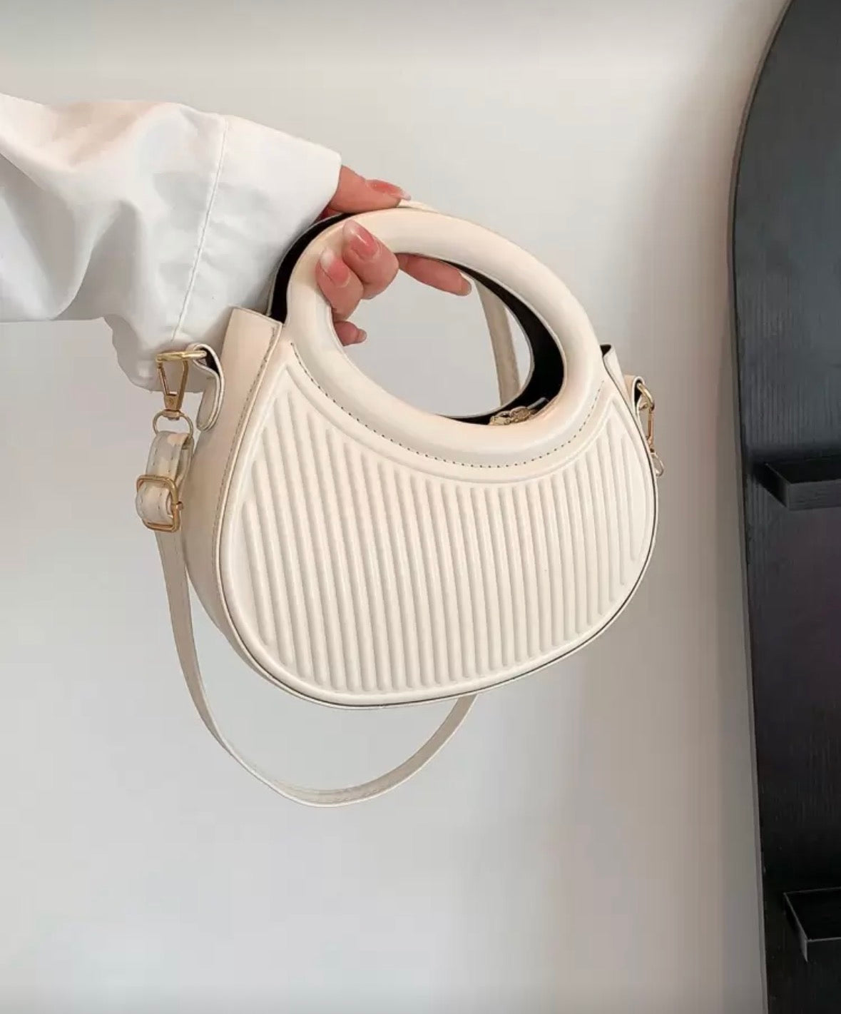 Women’s classic niche striped embossed crossbody bag