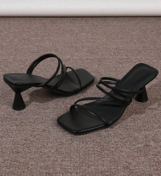 Women’s black solid colour mid elegant sophisticated heels