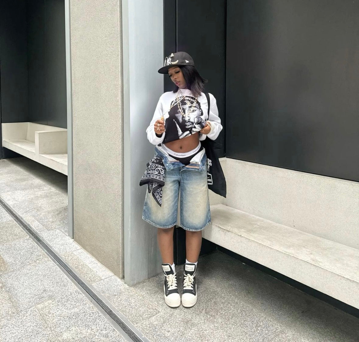 Women’s medium wash brown faded loose street y2k denim shorts jorts