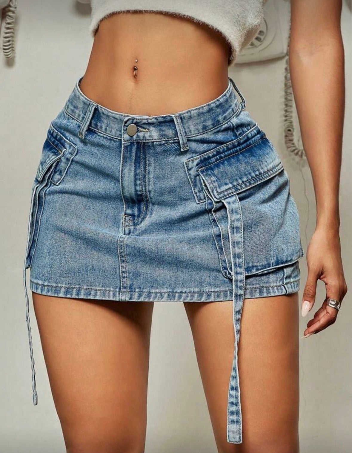 Women’s short string pocket light wash denim skirt