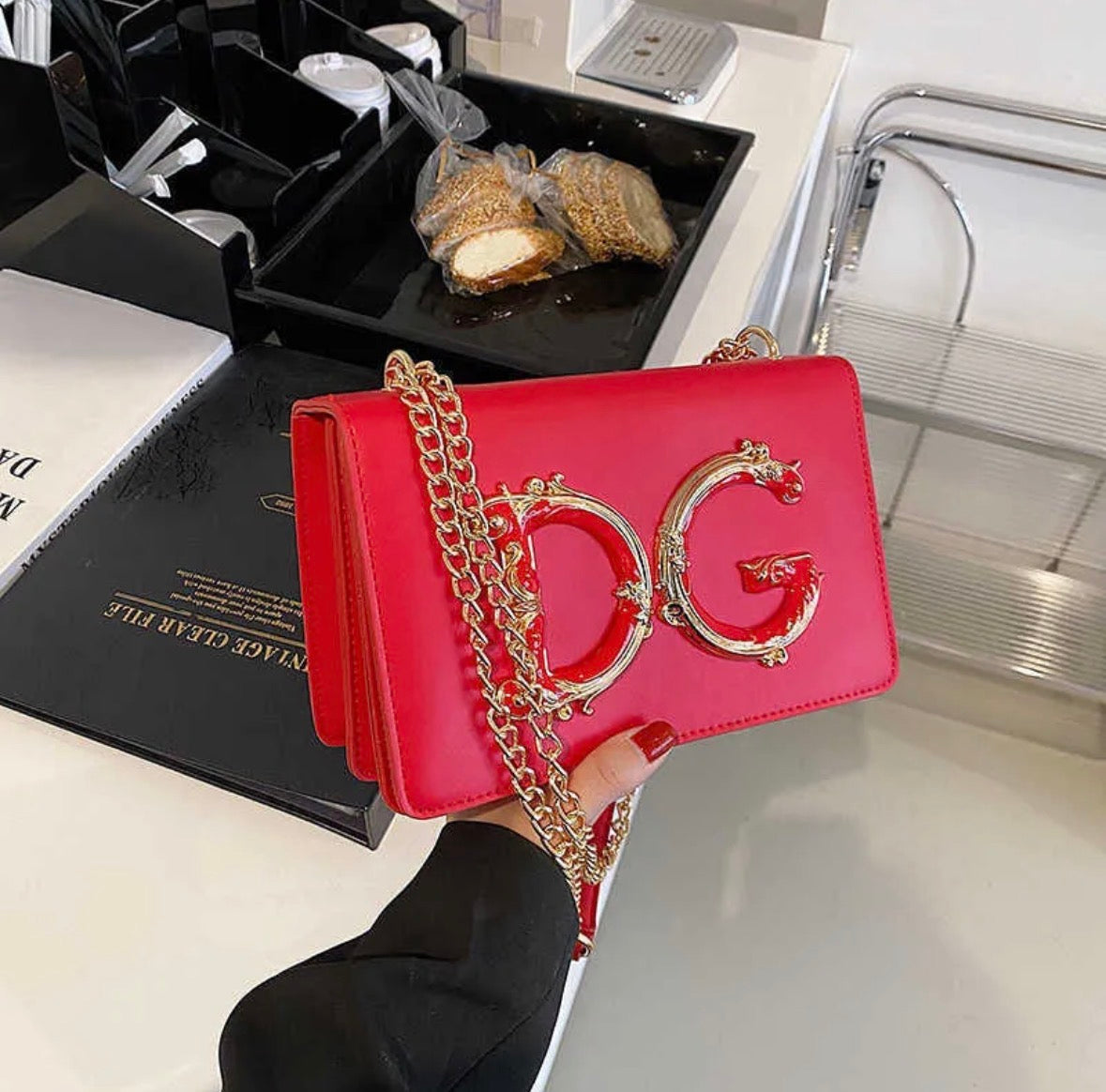 High end sophisticated metal shoulder strap shoulder bag for women