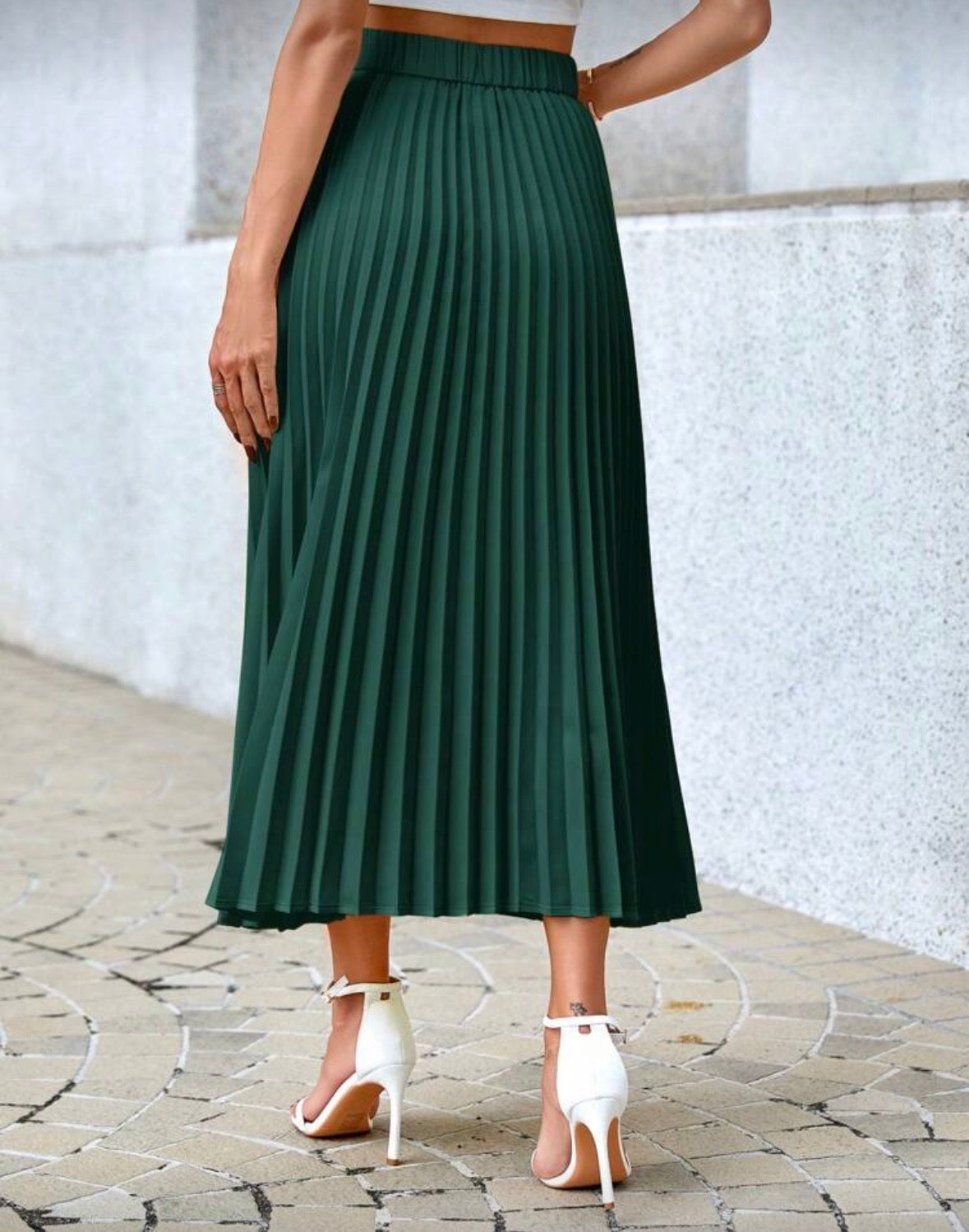 Women’s solid colour mid length elegant pleated skirt