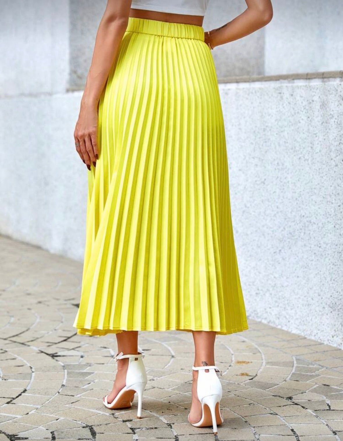Women’s solid colour mid length elegant pleated skirt