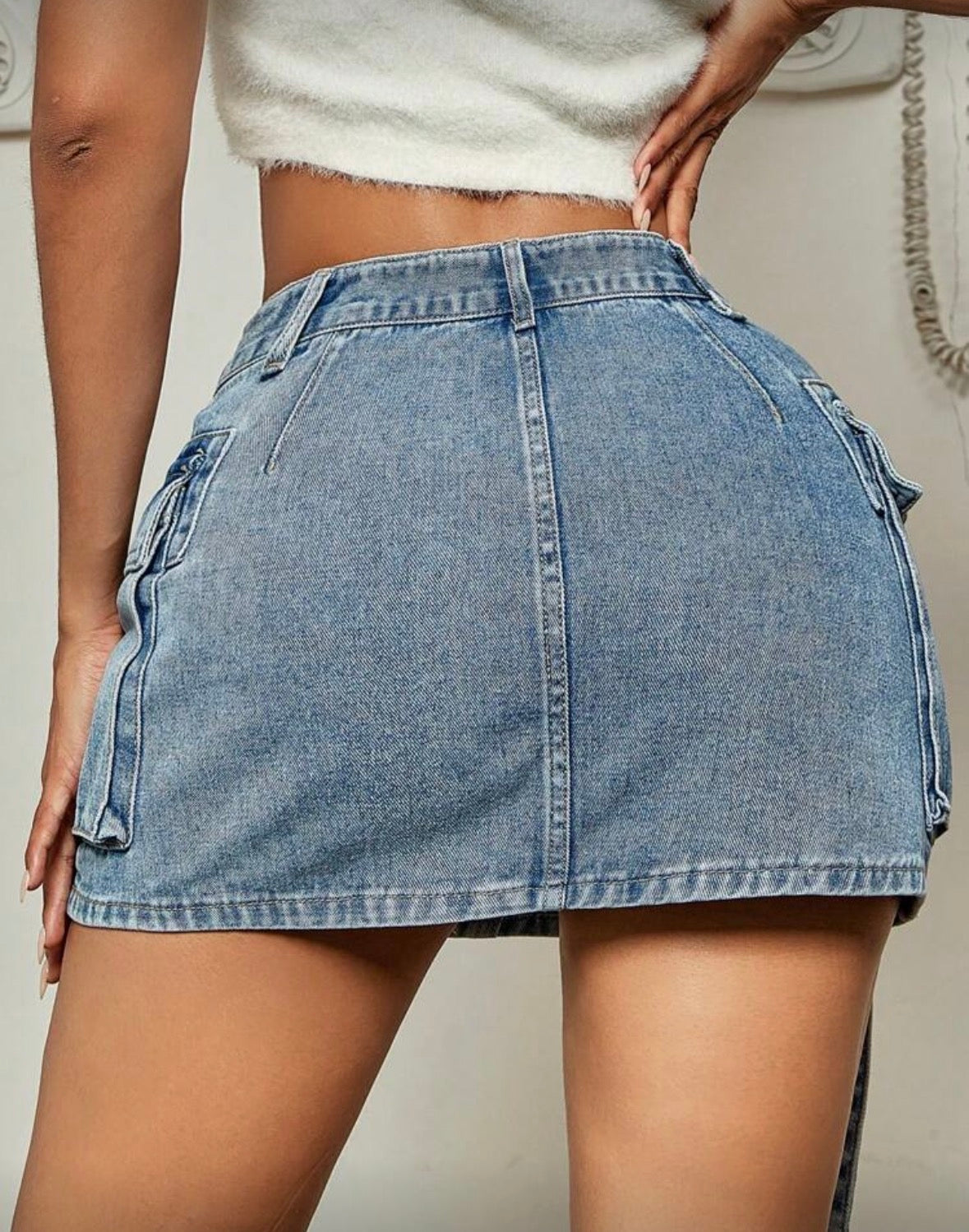 Women’s short string pocket light wash denim skirt