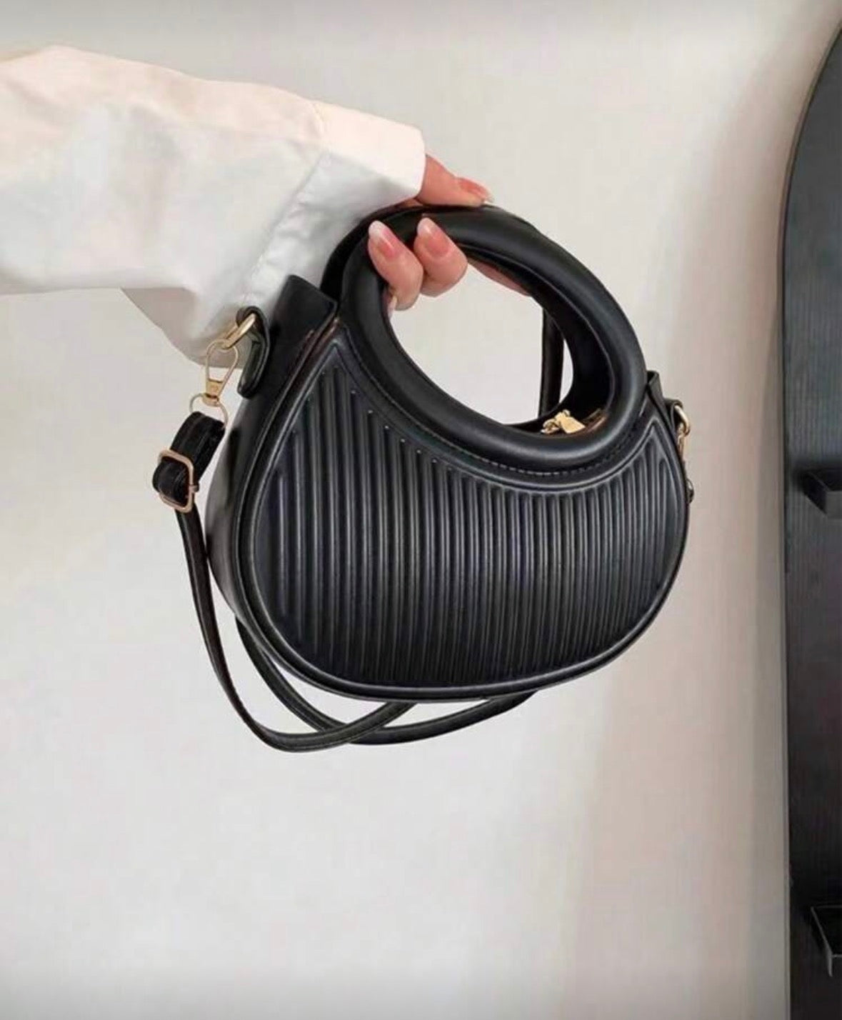 Women’s classic niche striped embossed crossbody bag